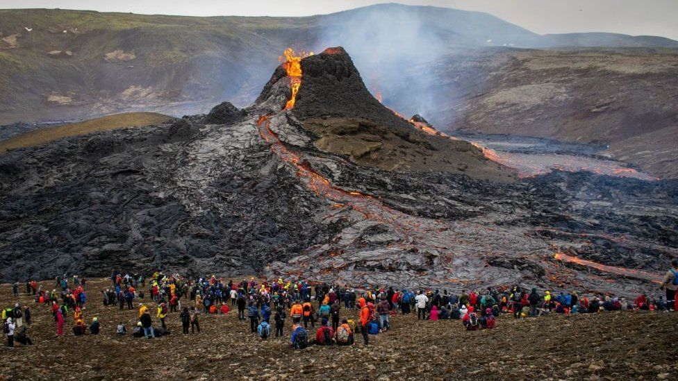 アイスランドの火山噴火 研究者らがマグマでホットドックを作る L C A 株式会社 海外留学 英語留学