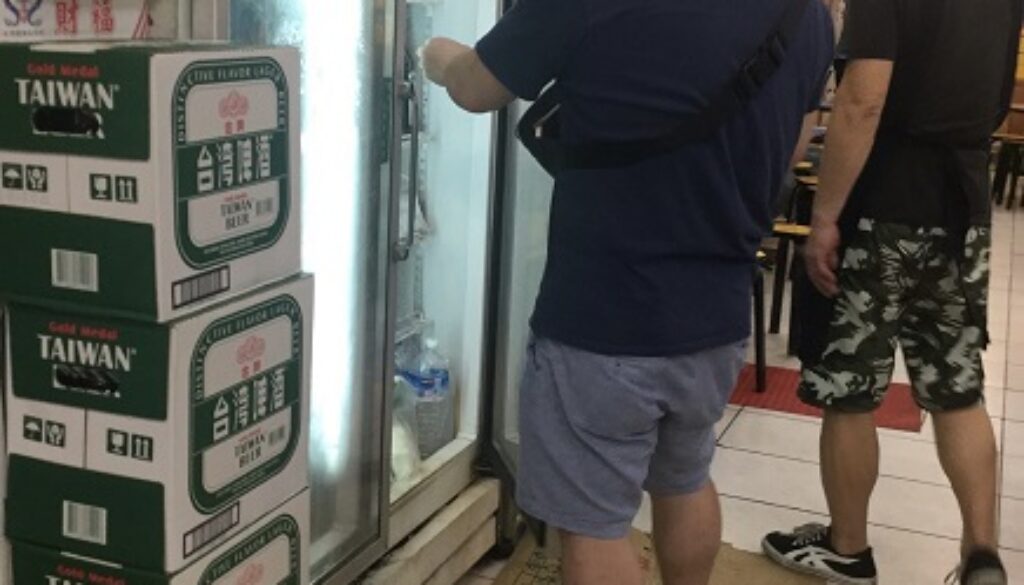 自分でビールを冷蔵庫からとる台湾の飲み屋の写真