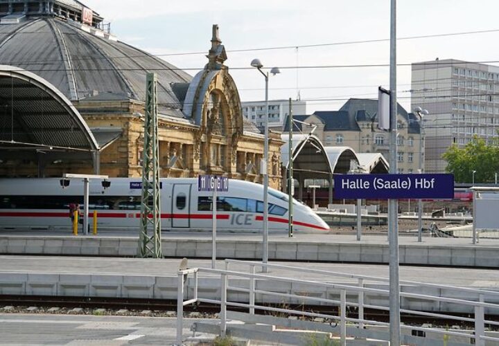 ドイツのすべての主要都市を結ぶ高速鉄道ICEです。最高速度 300km/h で運行されています。