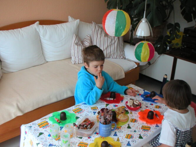 妹のラビ―ニアの3歳のお誕生日をお祝い！お土産で持っていった紙風船も気に入って飾ってくれました！