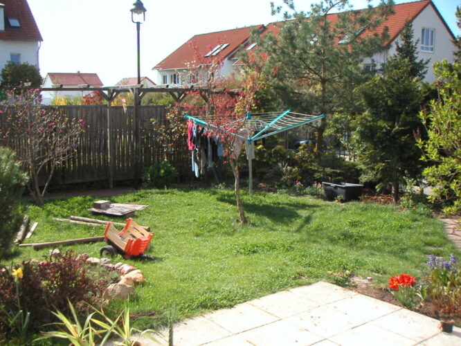 お庭では子供たちが遊ぶアスレチックや花壇、畑など、見ていて楽しくなるものばかり。