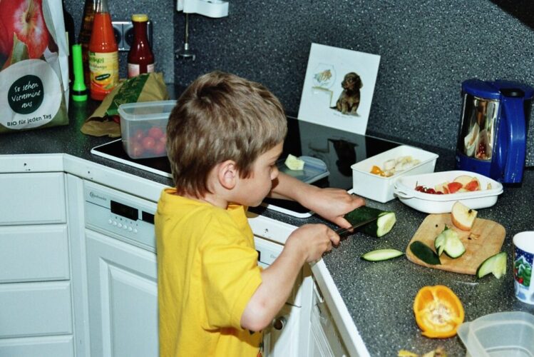 お兄ちゃんのカール君（当時5歳）が食事の準備を手伝ってくれているところです。